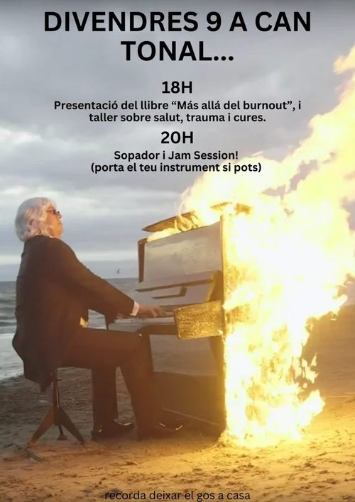 Una persona tocant un piano en flames a la platja. El programa en lletres negres a sobre, sòbries